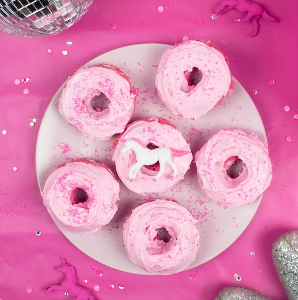 Donuts pink com tema de unicornio, vistos de cima.