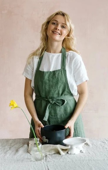 homem de avental sorrindo na cozinha